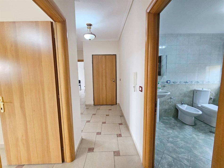 Tirane, jepet me qera Kati 4, 135 m² 1.000 € (kajro karafili)