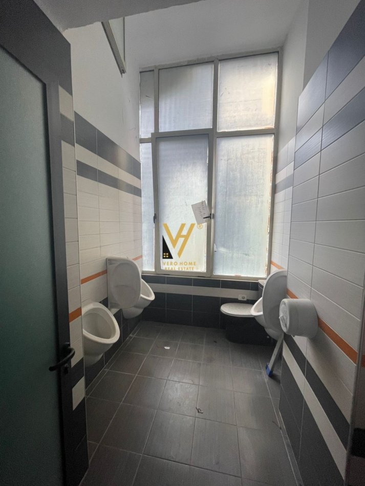 Tirane, jepet me qera ambjent biznesi Kati 1, 400 m² 2.700 € (SELITE)