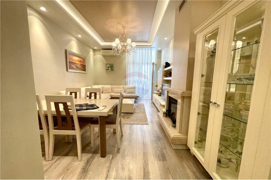 Tirane, jepet me qera apartament 2+1 Kati 3, 105 m² 750 € 