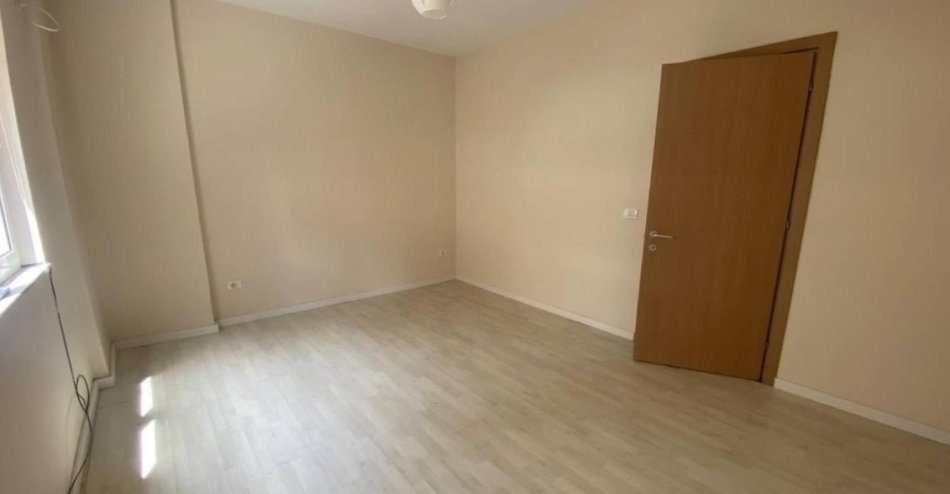 Tirane, jepet me qera zyre Kati 2, 128 m² 750 € (Rruga e Elbasanit)