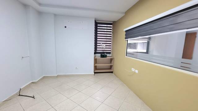 Tirane, jepet me qera zyre Kati 1, 200 m² 1.200 Euro (Faik Konica)