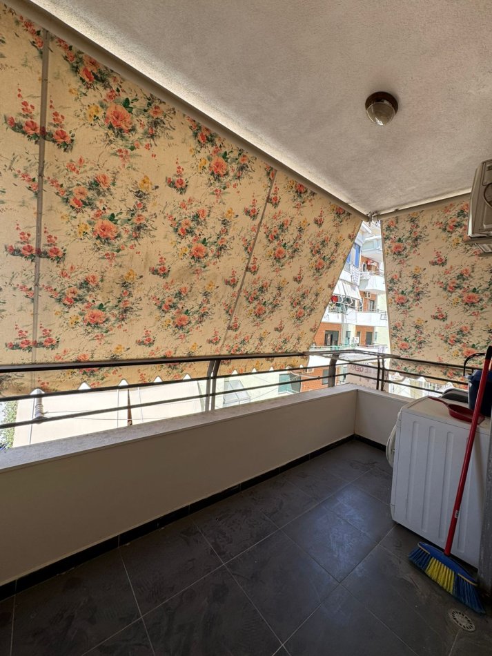 Tirane, jepet me qera apartament 2+1+Ballkon Kati 3, 85 m² 450 € (Komuna Parisit Rruga Bill Klinton)