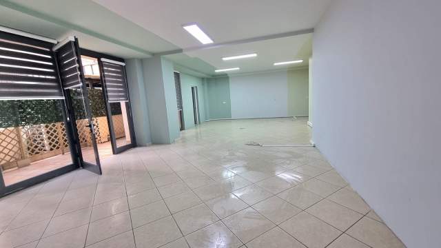 Tirane, jepet me qera zyre Kati 1, 200 m² 1.200 Euro (Faik Konica)