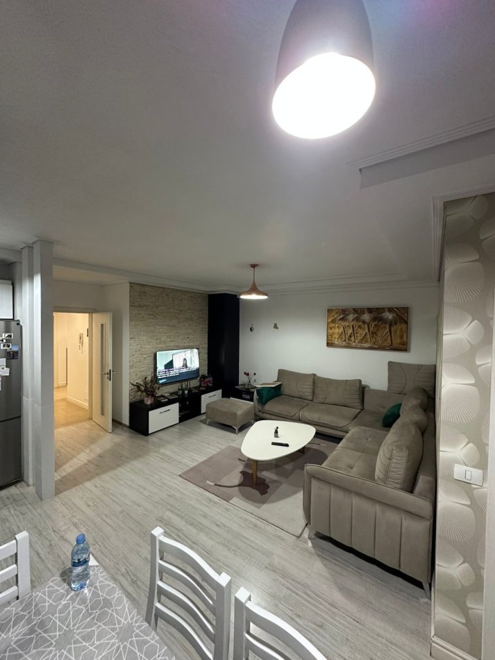 Tirane, jepet me qera apartament 2+1 Kati 7, 100 m² 550 € (Apartament 2+1 per Qira)