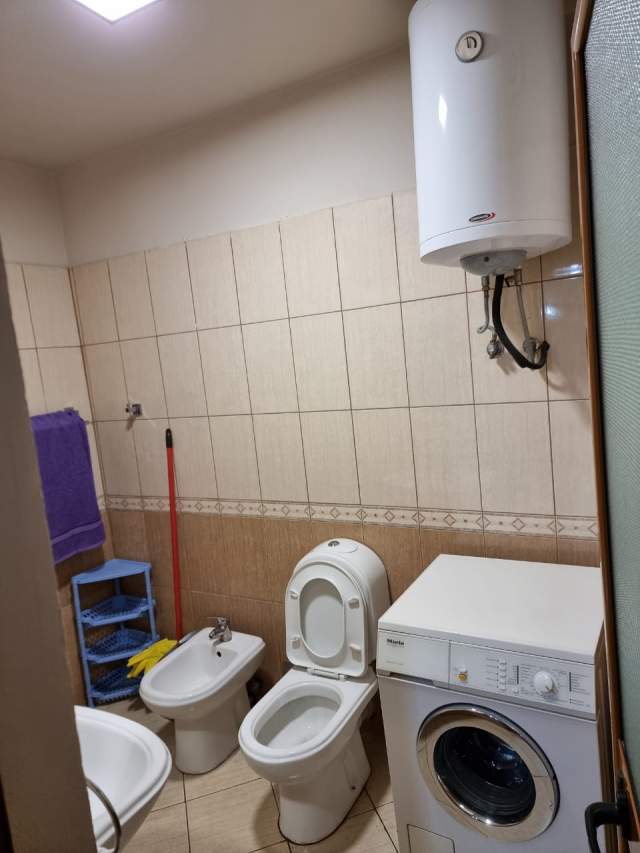 Tirane, jepet me qera apartament Kati 4, 400 Euro Yzberisht