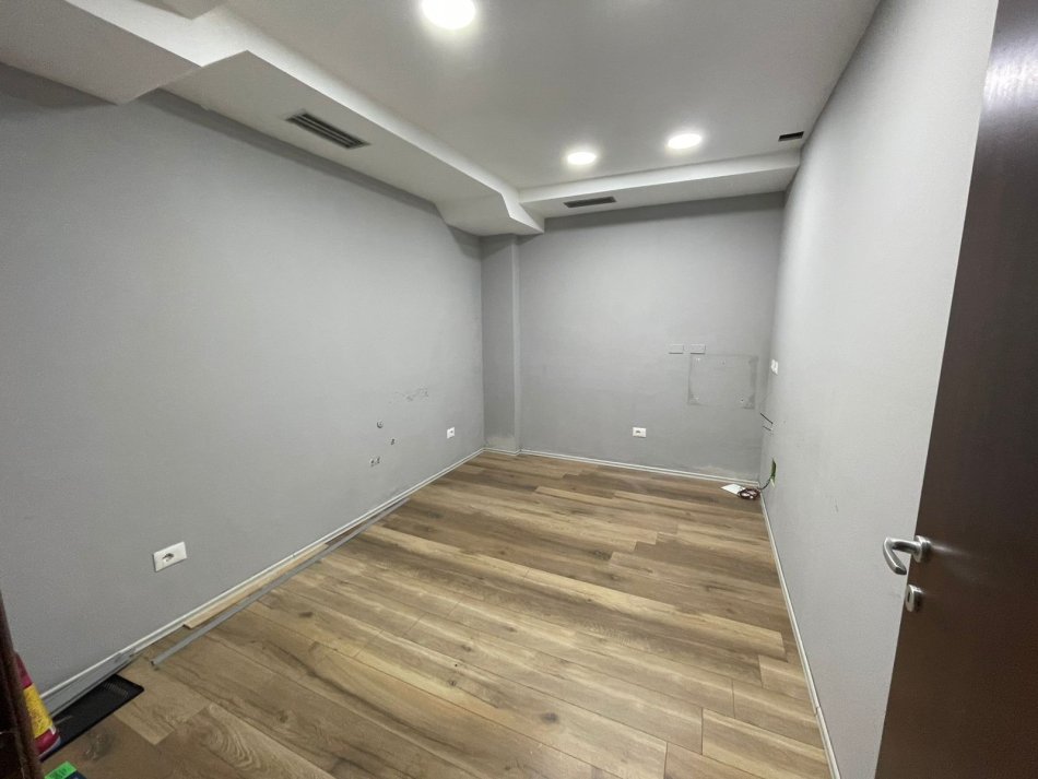 Qera, Ambjent Biznesi, Zogu i Zi, Tiranë