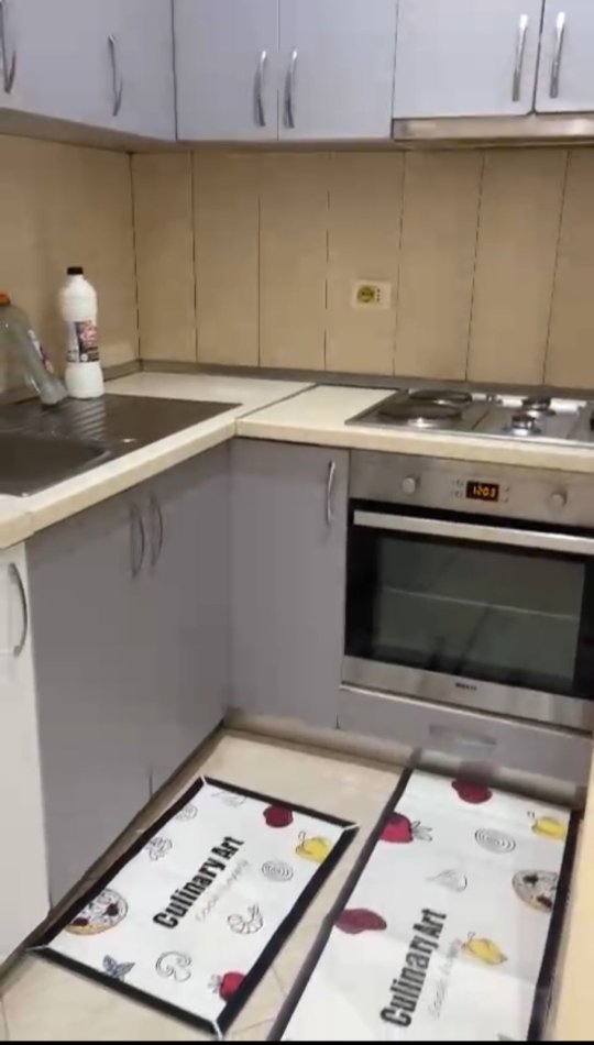 Tirane, jepet me qera apartament 1+1+Ballkon Kati 3, 65 m² 350 € (rruga Bill Klinton)