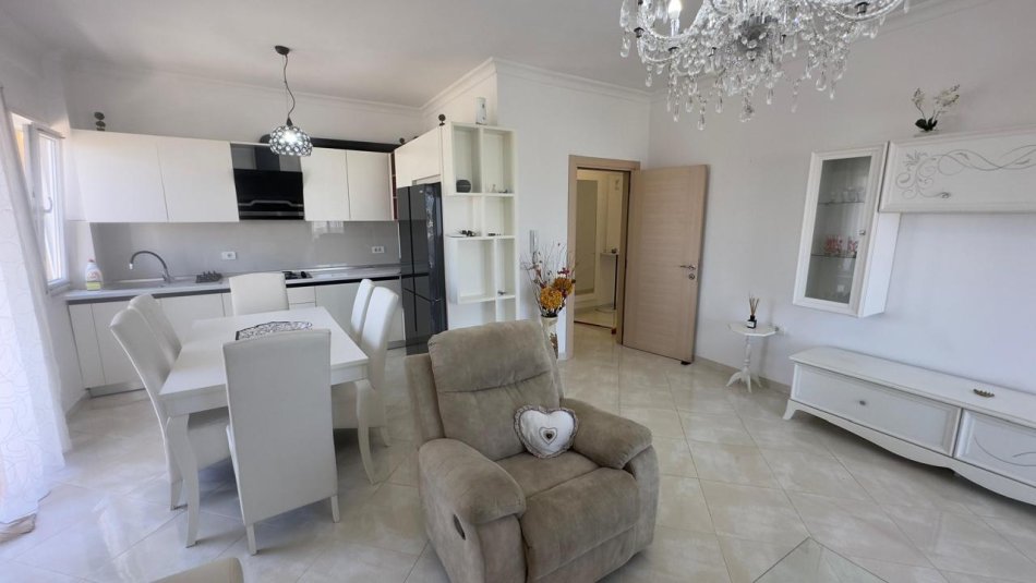 Tirane, jepet me qera apartament 3+1 Kati 2, 220 m² 600 € (Yrshek)