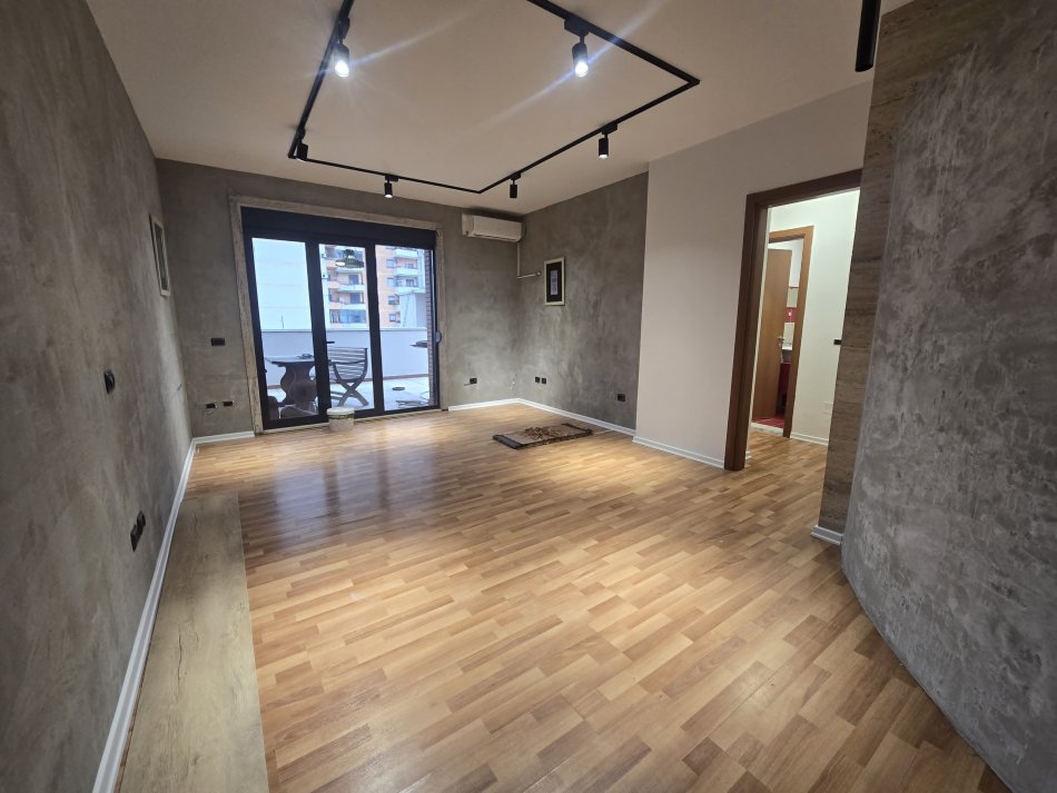 Tirane, jepet me qera dyqan Kati 4, 95 m² 1.000 € (9 kateshet)