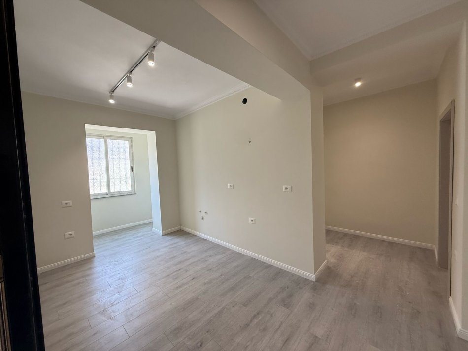 Tirane, jap me qera zyre Kati 0, 80 m² 1.500 € 