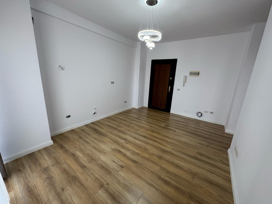 Tirane, shitet apartament 1+1 Kati 5, 54 m² 85.000 € (rruga e qelqit)
