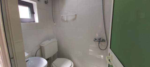 Tirane, jepet me qera garsonier 1+1 Kati 0, 35 m² 180 Euro (vedut dekollari)