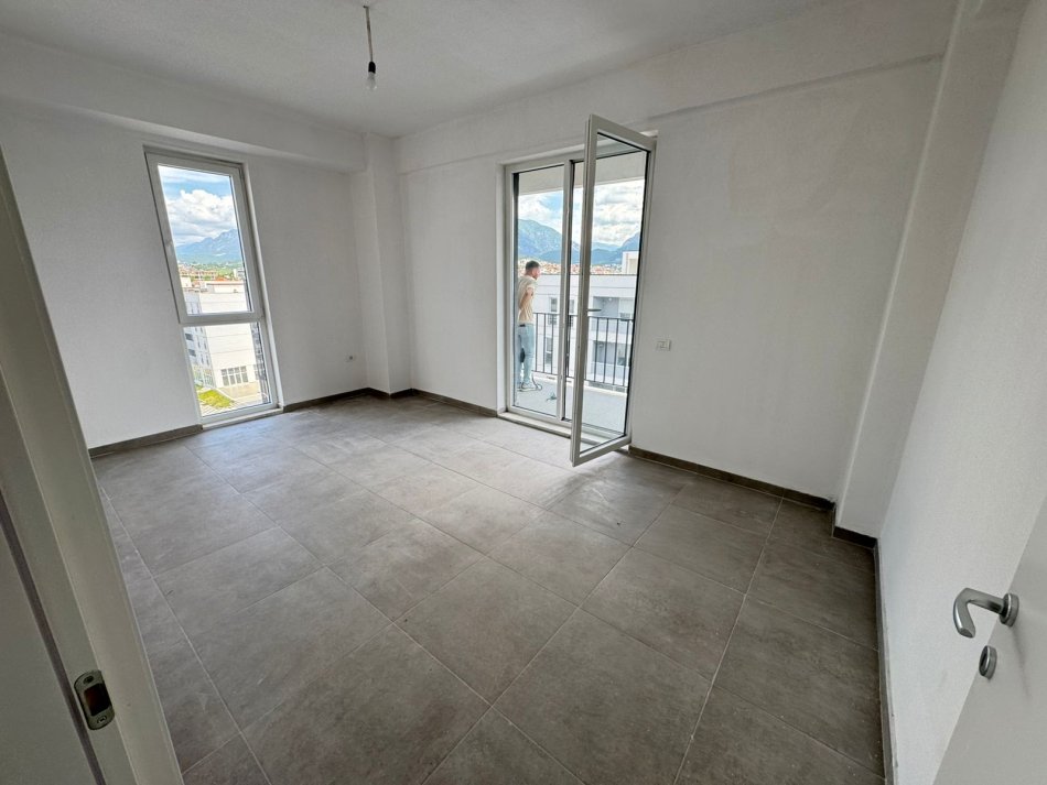 Tirane, jepet me qera apartament 2+1 Kati 7, 80 m² 400 € (rruga 5 maji)