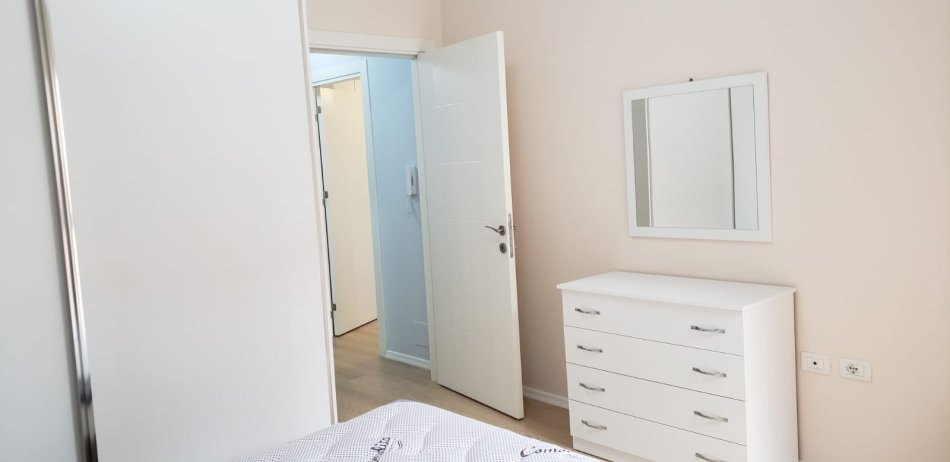 Tirane, jepet me qera apartament 1+1+Ballkon Kati 7, 65 m² 500 € (Xhamllik ,prane disco venue)
