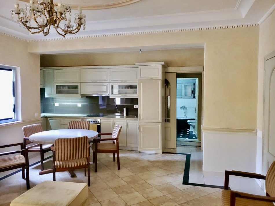 Radhime - Orikum, shitet Vile 4+1+Ballkon Kati 1, 170 m² 330.000 € (Orikum - Qender)