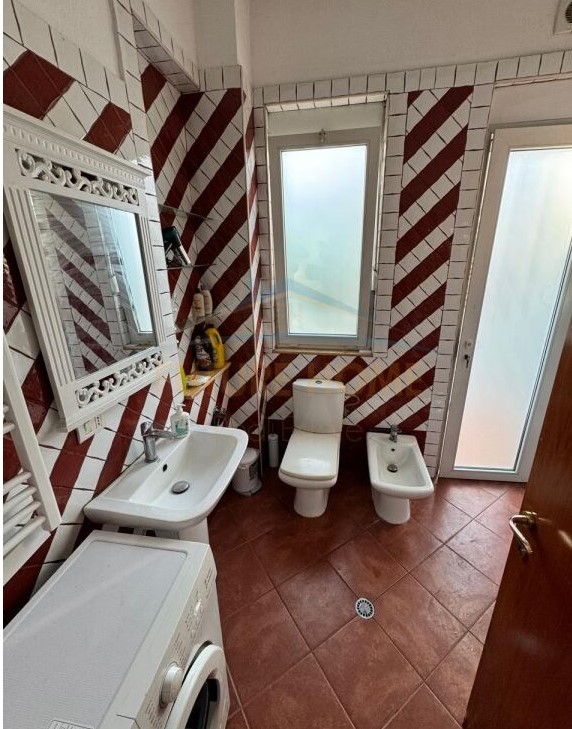 Tirane, jepet me qera apartament 2+1 Kati 2, 120 m² 750 € (RRUGA MYSLYM SHYRI / RRUGA E KAVAJES)