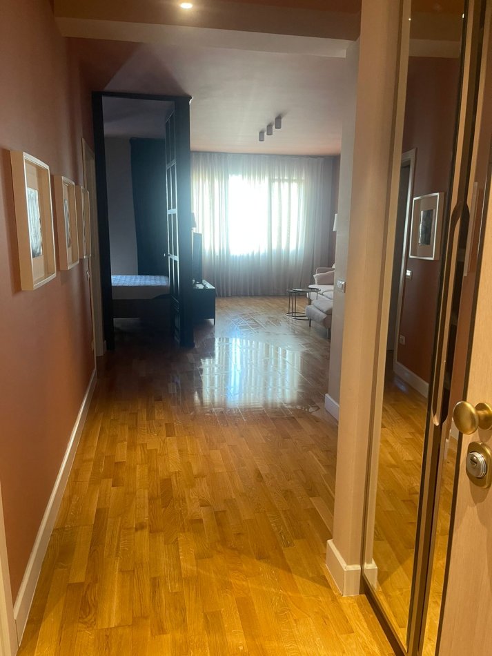 Tirane, jepet me qera apartament 2+1 (i mobiluar), Kati 4, 700 € (Liqeni i Thate,prane Hotel Radisson)