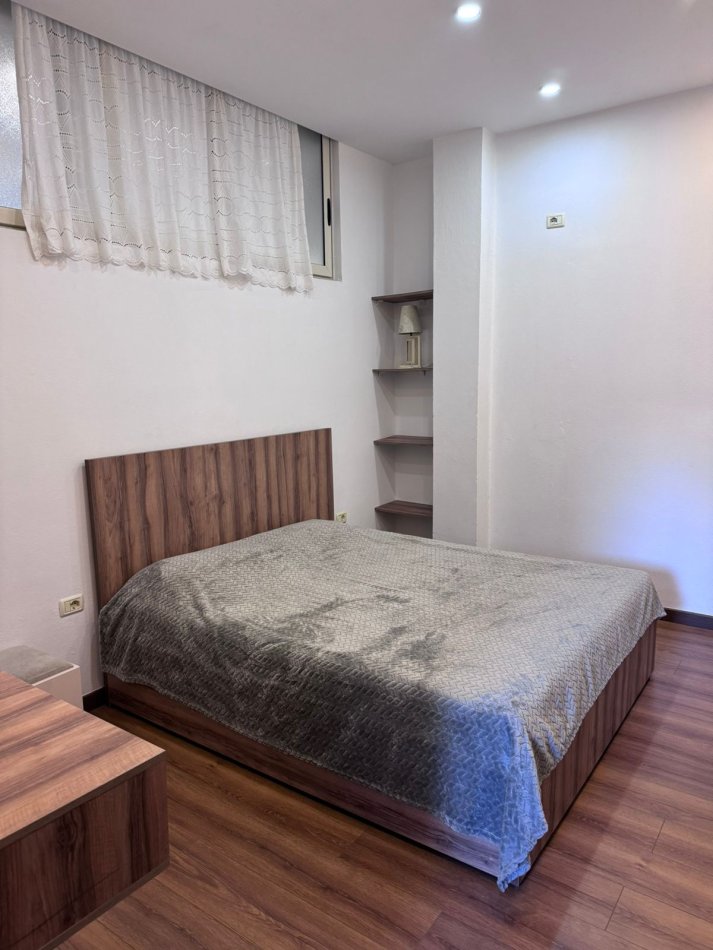 Tirane, jepet me qera apartament 1+1 Kati 1, 50 m² 600 € (Qender , rruga qemal stafa prane rossman lala)