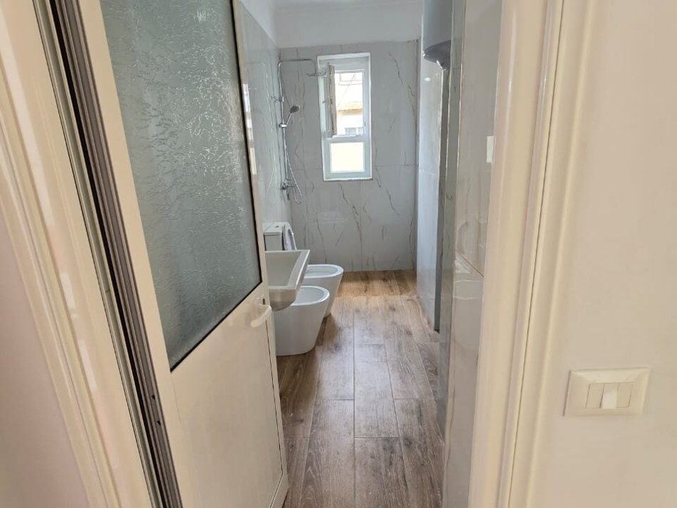 Tirane, shitet apartament 2+1+Ballkon Kati 3, 75 m² 129.000 € (OXHAKU)