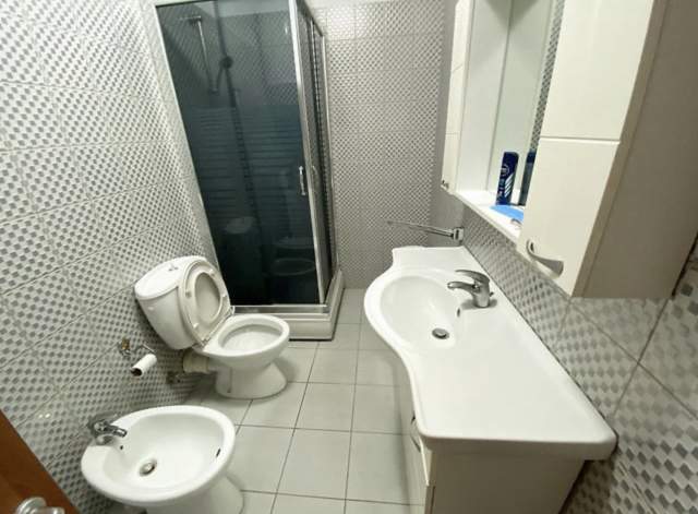 Tirane, shitet apartament 1+1+BLK Kati 4, 63 m² 75.000 Euro (Rruga Tre Deshmoret)