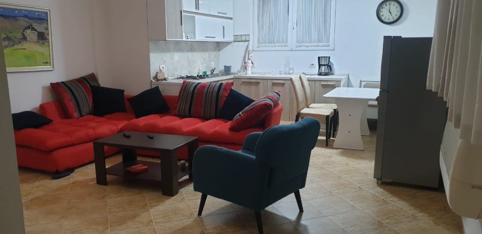 Jepet me qera apartament 2+1  Qender , ne hyrje te rruges se kavajes , te abi bank 650euro