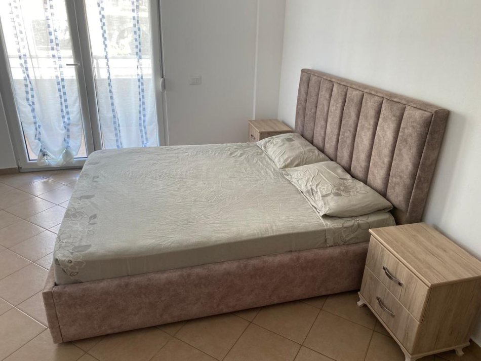 Tirane, jepet me qera apartament 3+1 Kati 3, 140 m² 650 € (Qytet Studenti)