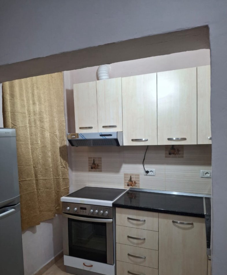 Tirane, jepet me qera apartament 1+1+Aneks Kati 1, 56 m² 450 € (rruga e dibres , medreseja)