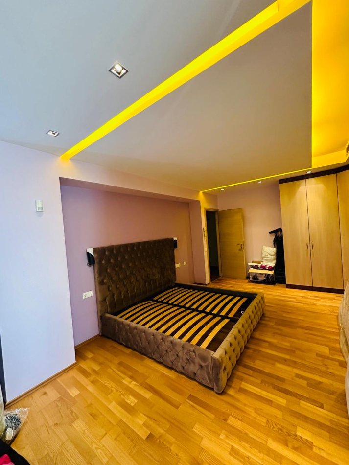 Tirane, jepet me qera apartament 2+1 Kati 5, 160 m² 1.500 € (Bllok)