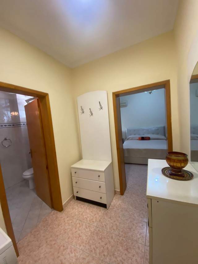Tirane, jepet me qera apartament 1+1+BLK Kati 5, 65 m² 450 Euro (prane restorant Ujvara)