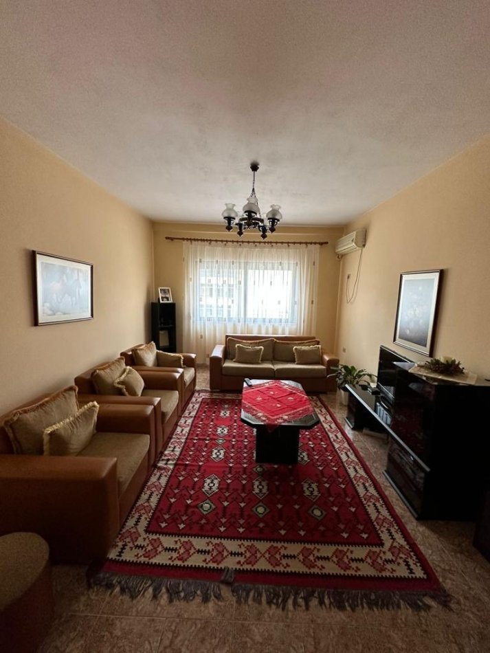 Tirane, jepet me qera apartament 2+1+Ballkon Kati 2, 100 m² 600 € (Rruga Kosovarve)