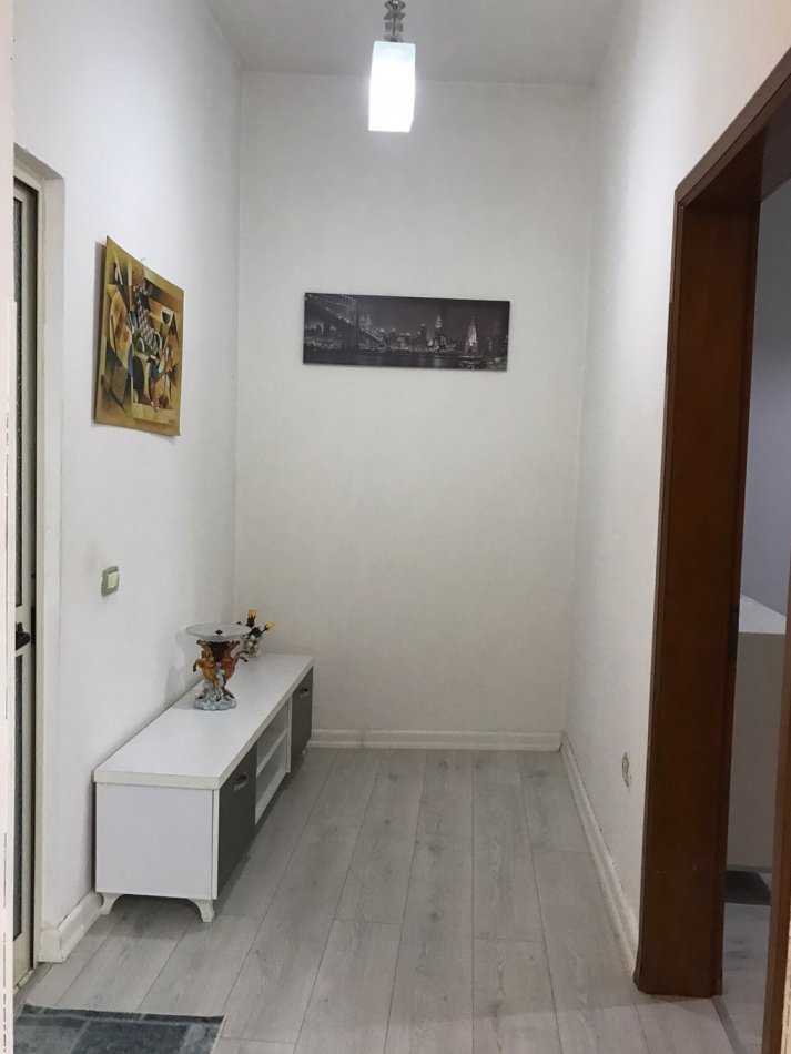 Tirane, jepet me qera apartament 1+1 Kati 2, 75 m² 650 € (QENDER,RRUGA BARDHOK BIBA)