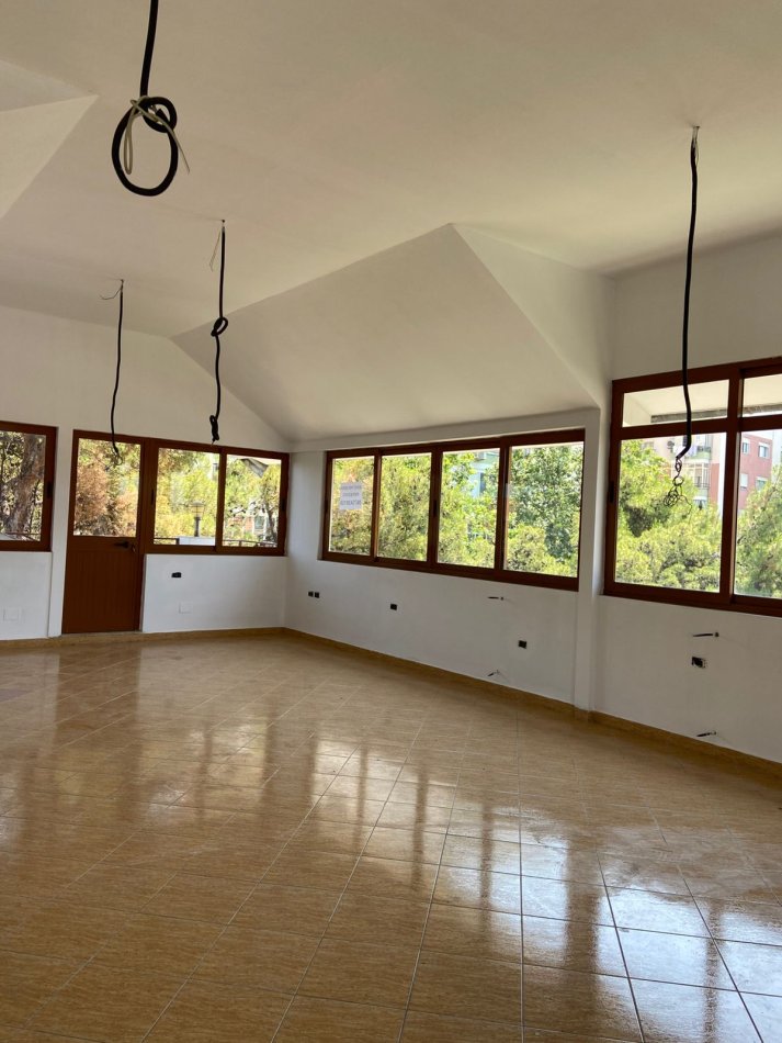Tirane, jepet me qera Vile 4+1 Kati 1, 270 m² 2.500 € (don bosko)
