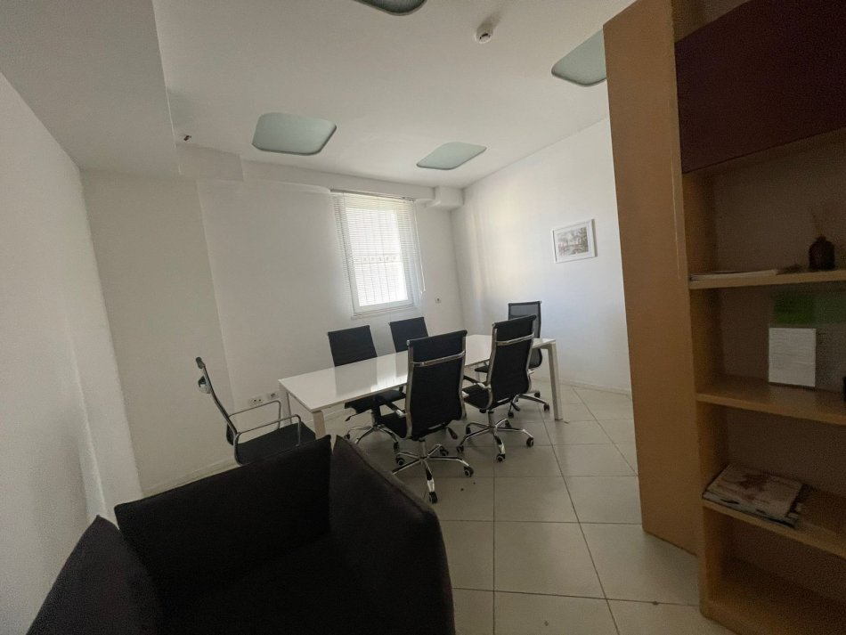Disponojme Ambient Me Qira tek Kompleksi Kika 2, Komuna E Parisit