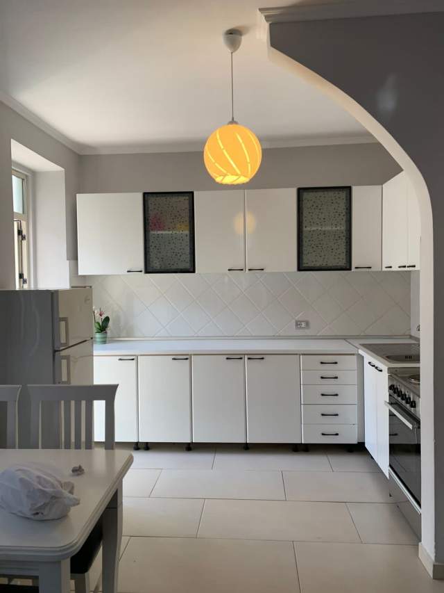 Tirane, jepet me qera apartament 1+1+BLK Kati 3, 62 m² 500 Euro (prane Intersportit)