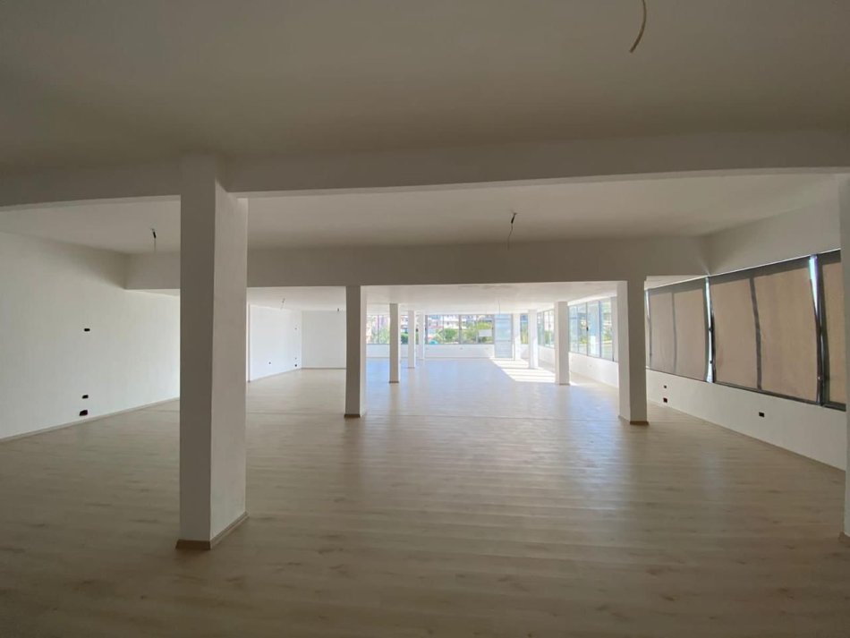 Tirane, jepen zyra me qera ,Kati 1, 440 m² 1.200 € (City Park)