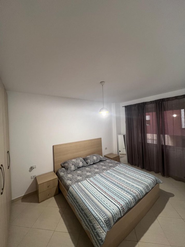Tirane, jepet me qera 2+1+Ballkon Kati 3, 590 € Liqeni Rruga Peti)