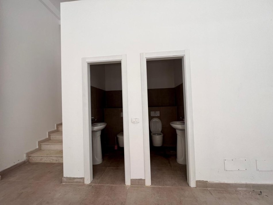 Tirane, jepet me qera ambjent biznesi Kati 0, 210 m² 2.700 € (Rruga barrikadave)