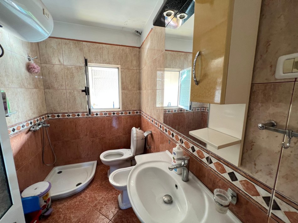 Tirane, jepet me qera apartament 1+1 Kati 5, 56 m² 350 € (xhamllik)