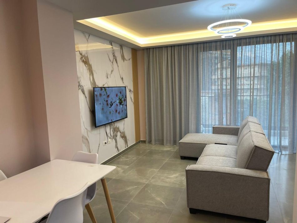 Tirane, jepet me qera apartament 2+1+Ballkon Kati 3, 110 m² 500 € (Fusha e Aviacionit)