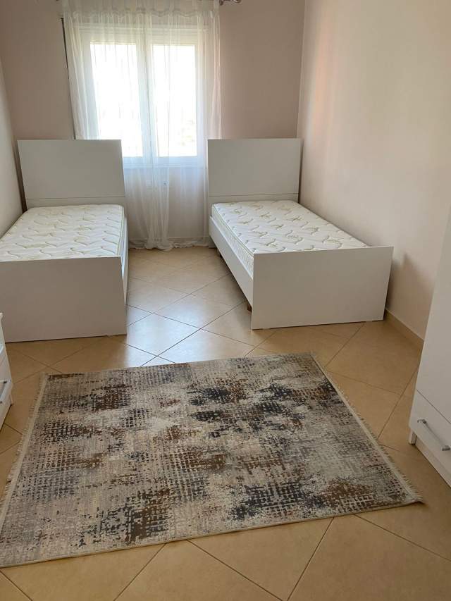 Tirane, jepet me qera apartament 2+1+BLK Kati 5, 105 m² 400 Euro (Spitali Amerikan 3)