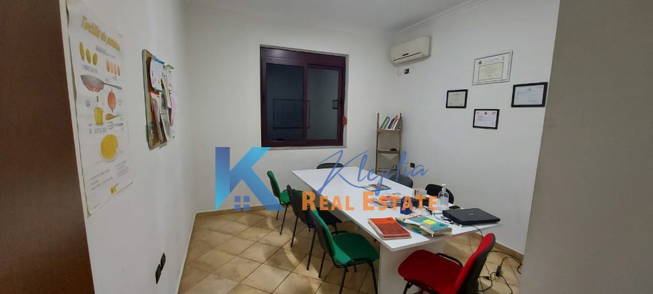 Tirane, jap me qera zyre Kati 1, 115 m² 600 € (afer Harry Fultz)