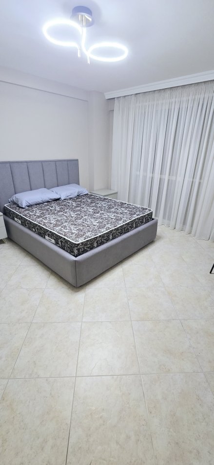 Tirane, jepet me qera apartament 3+1+Ballkon Kati 1, 135 m² 1.100 € (rruga haxji hysen dalliu)