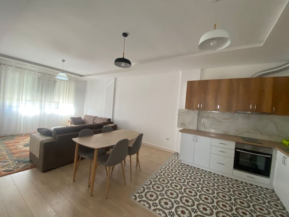 Tirane, jepet me qera apartament 1+1+Ballkon Kati 4, 73 m² 450 € (Kopeshti zologjik , Kompleksi Mateo)