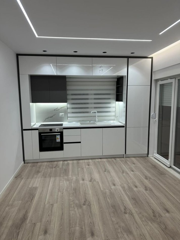Tirane, jepet me qera zyre Kati 4, 62 m² 800 € (Blloku)
