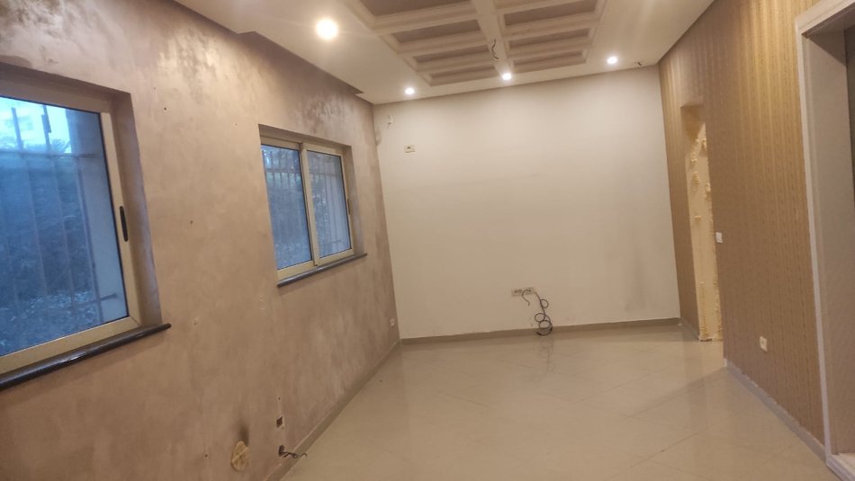 Durres, jepet me qera ambjent biznesi Kati 0, 91 m² 900 € (Prane Gjykates)