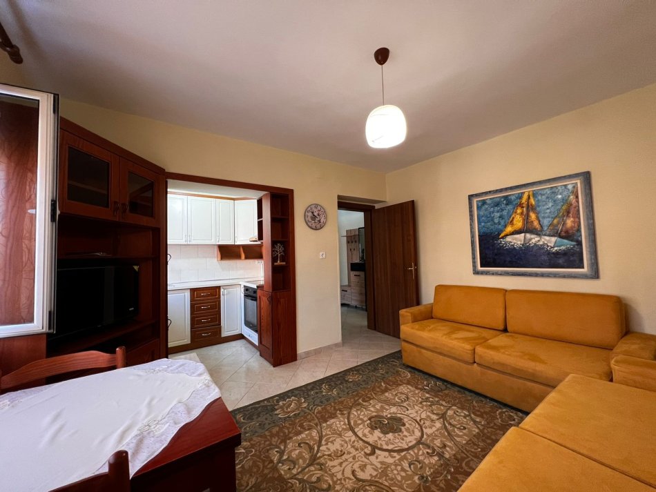 Tirane, jepet me qera apartament 1+1+Ballkon Kati 2, 53 m² 450 € (Brryli)