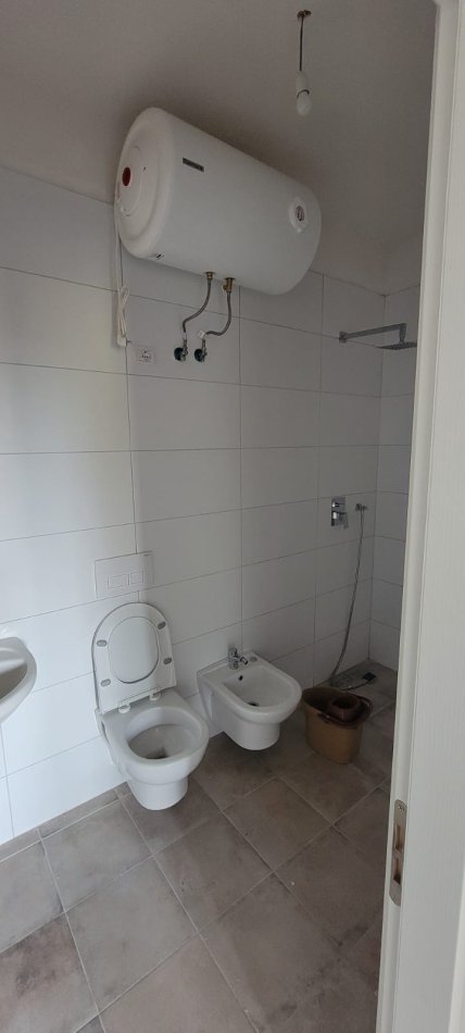 Tirane, jepet me qera ambjent 92 m² 750 Euro