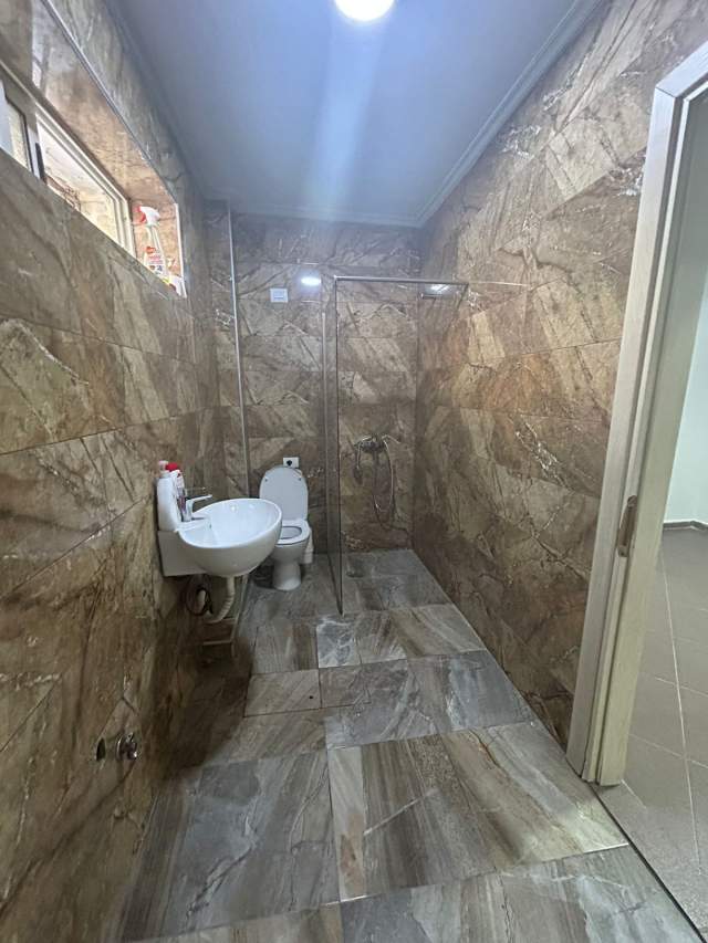 Tirane, jepet me qera ambjent biznesi Kati 0, 133 m² 700 Euro tek Stadiumi Dinamo