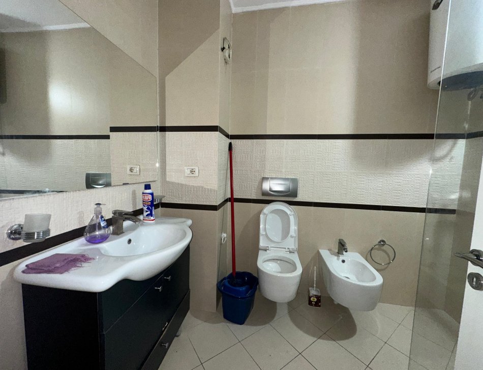 Tirane, jepet me qera apartament 2+1+Ballkon Kati 9, 110 m² 550 € (Unaza e RE)
