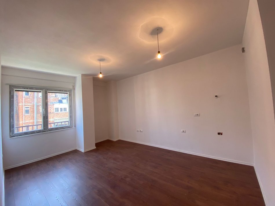 Tirane, jepet me qera apartament 1+1 Kati 2, 60 m² 450 € (Rruga Tefta Tashko Koco)